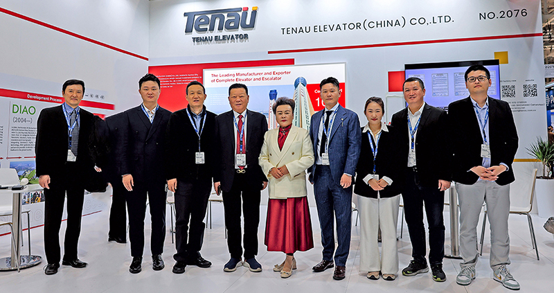 Gratulatio calida TENAU ELEVATOR (CHINA) Co, Ltd. praeses Kunfa Bo, praeses Aizhu Yang, moderator transmarinarum venalicium Congcong Sun et alii vicarii department ad participandum Elevator Internationalis Expo in Augsburg, Germania.