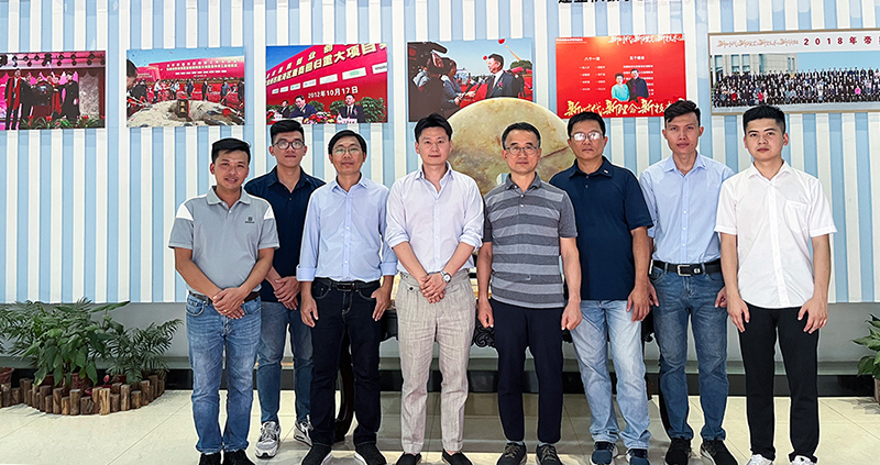 Sociis negotiis nostris diutissime susceptis, qui ex Corea Meridiana et Vietnamia sunt, inspectionem in TENAU comitatu prae-traditionis faciunt.